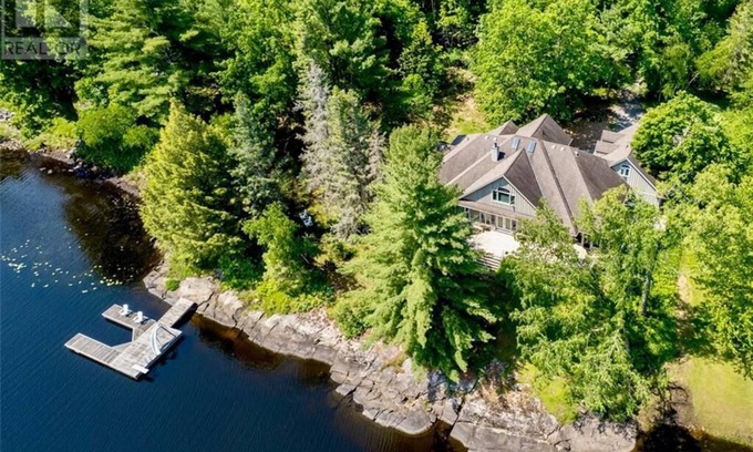 Tweed Cottage | The Four Seasons is a spacious retreat to gather with family and friends.