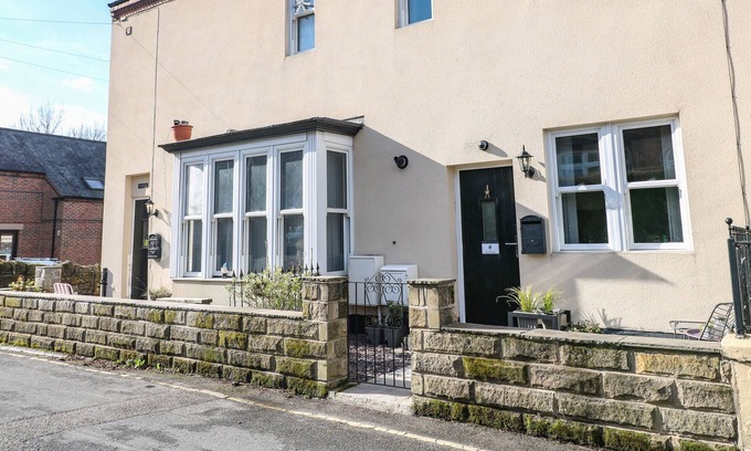 Belper Cottage | THE FOX HOUSE, pet friendly, with a garden in Belper