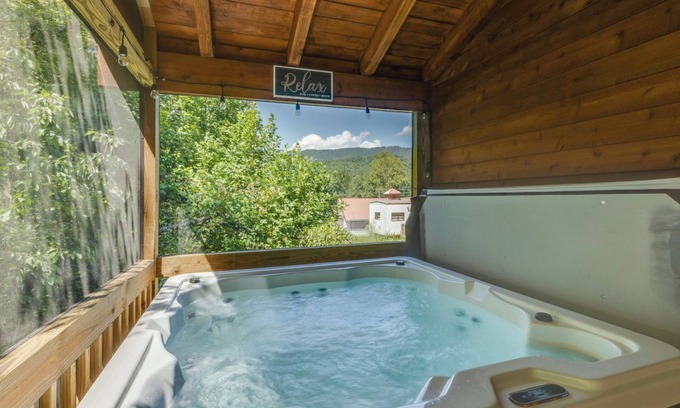 White Oak Lodge Cabin | The Foxtail Lodge - Bright, open spaces and a hot tub!