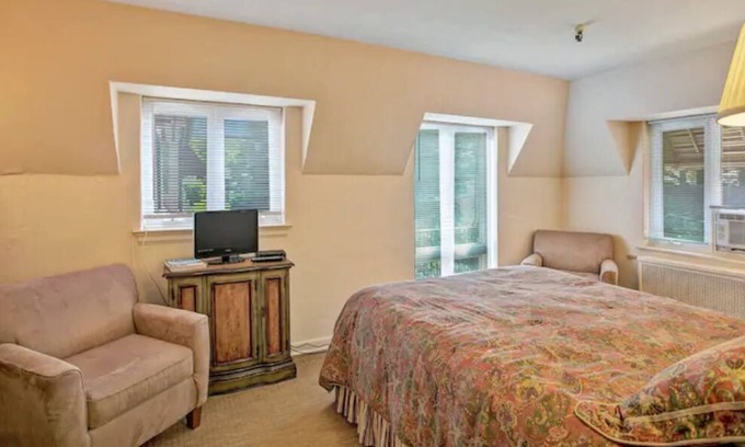 Jamestown Bed & Breakfast | The Freeburg Room at The Oaks Hotel-Queen Size Bed