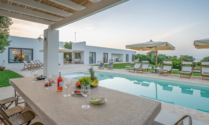 Carovigno Villa | The front door, located at the side of the central body of the villa, opens into the living room.