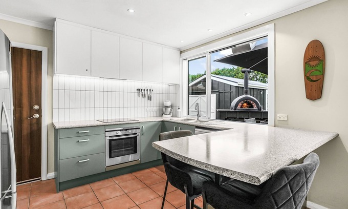 Martinborough Cottage | The Frost Pot, Spa, Patenque Court, Pizza Oven, Outdoor fire, Private