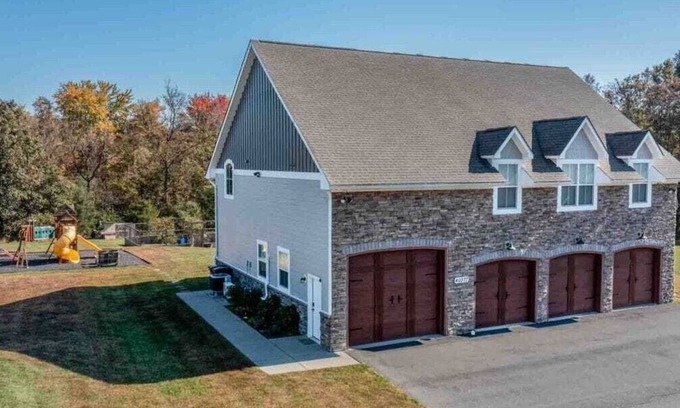 Leesburg Villa | The Garage Mahal w/Hot Tub