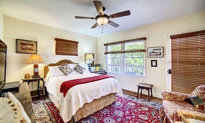 North of Wilshire Apartment | The Garden Casita - Great Location!