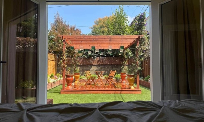 Clarkdale House | The Garden Escape – Charming Home with Parking & Garden