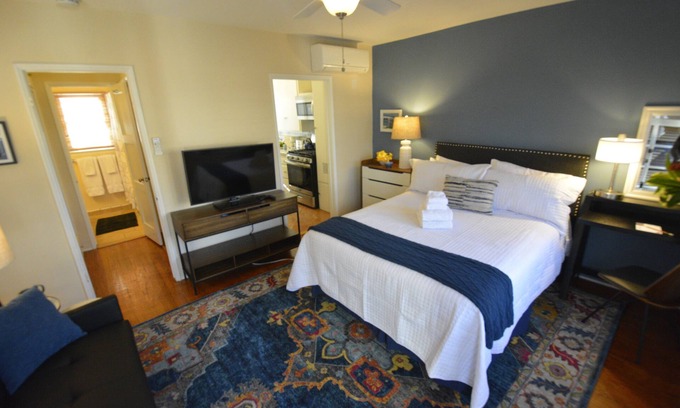 North of Wilshire Apartment | The Garden Escape - Great Location!