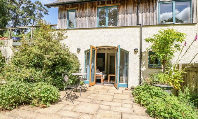 Torlundy Apartment | THE GARDEN FLAT, pet friendly, with a garden in Fort William