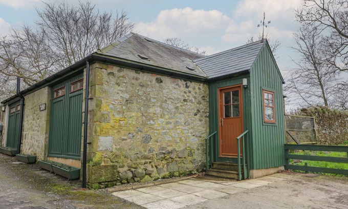 Duns Cottage | THE GARDEN HOUSE, pet friendly, with a garden in Chirnside