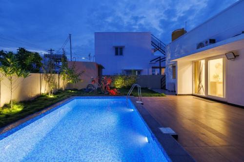 Hosur Apartment | The Garden Retreat by StayJade- Pool- 2BHK- Lawn