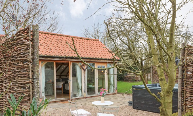 Edingley Cottage | THE GARDEN ROOM, family friendly, with hot tub in Southwell