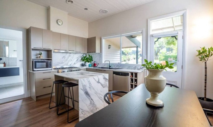 Soldiers Hill Cottage | The Gardens: High-end Heritage Cottage in Ballarat