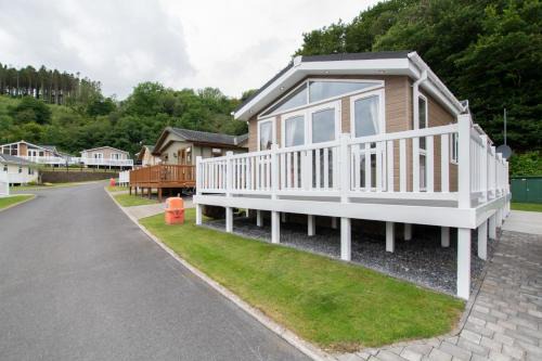 Wiseman's Bridge House | The Garnwen Lodge