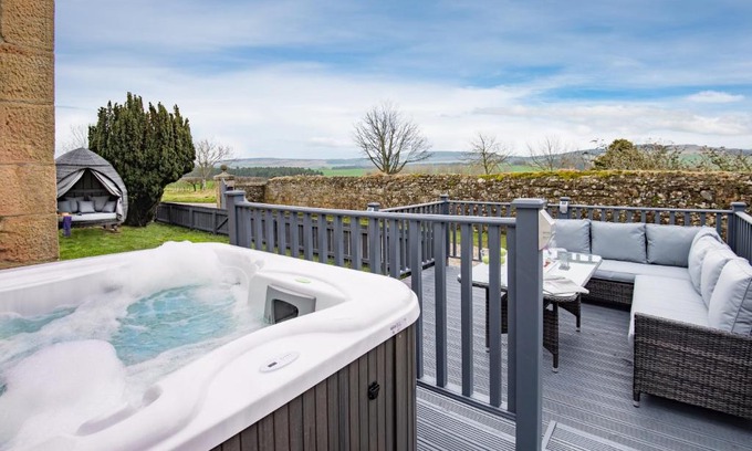 Old Bewick House | The Gate Lodge - Hot Tub 1 bedroom, log burner