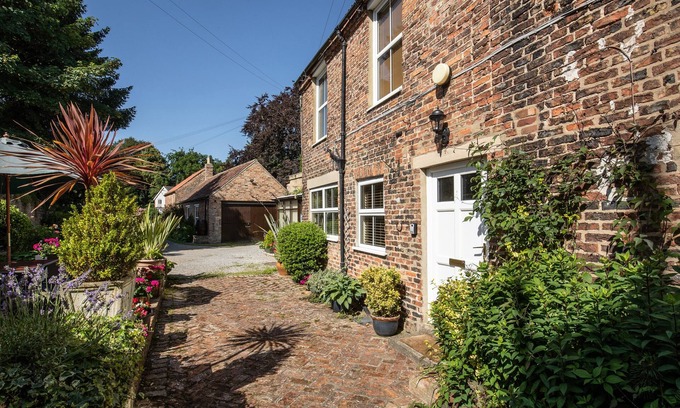 Bedale Cottage | THE GEORGIAN COTTAGE, pet friendly, with a garden in Bedale