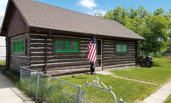 Red Lodge Cabin | The Gibbons 1885 Cabin in Red Lodge, Montana