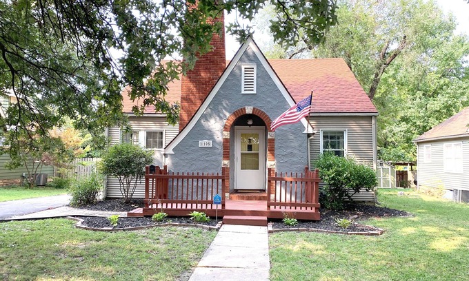 Topeka House | The Ginger Bread House~Central Location~King Beds~Charming