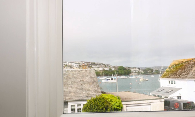 Flushing Cottage | THE GLEN, pet friendly, character holiday cottage in Flushing
