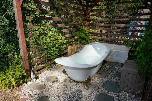 Grass Valley House | The Gold heart of Grass Valley w outdoor bathtub