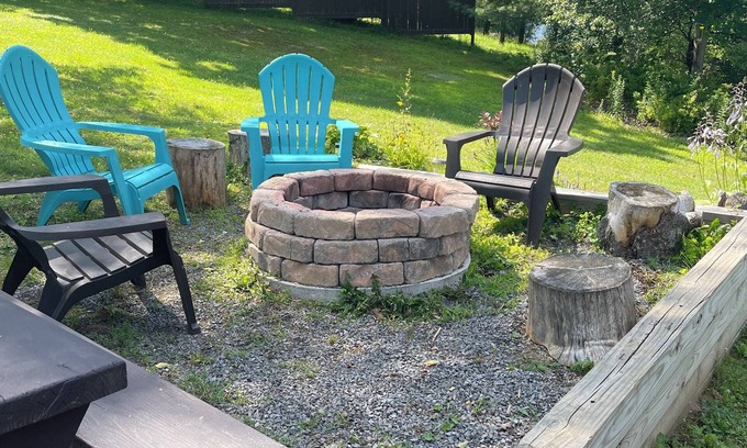 Wells Cabin | "The Good Life Cabin" offers beautiful views of the lake and mountains
