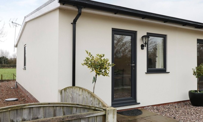 Thornton-Cleveleys Cottage | THE GOOSE SHED, pet friendly, with a garden in Thornton, Lancashire