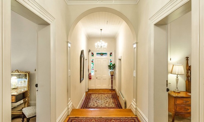 Beechworth House | The Graces, Beechworth - Rose - King Room