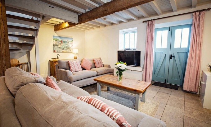 Holworth Cottage | The Granary, 550m from descent to Durdle Door! Shared additional facilities.