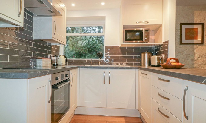 St. Columb Major Cottage | THE GRANARY, pet friendly, with a garden in St Columb Major