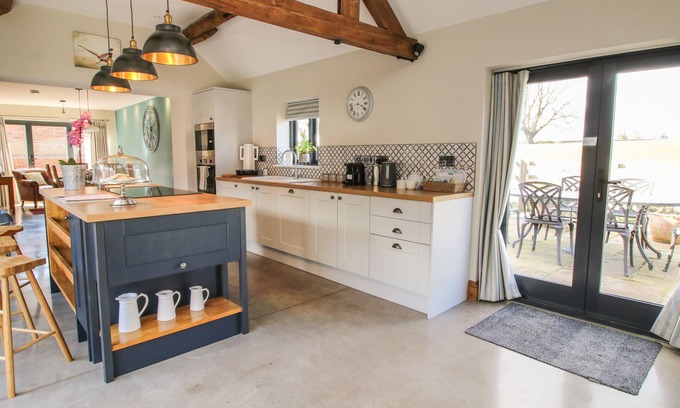 Edgmond Cottage | THE GRANARY, pet friendly, with open fire in Edgmond, Shropshire