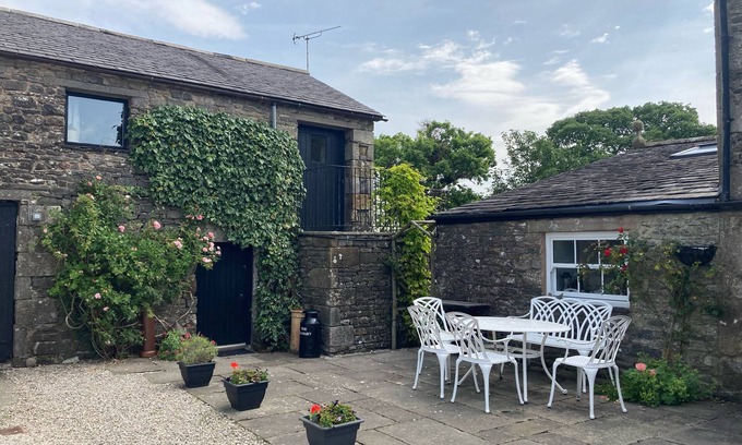 Carnforth Cottage | THE GRANARY, pet friendly, with a garden in Kirkby Lonsdale