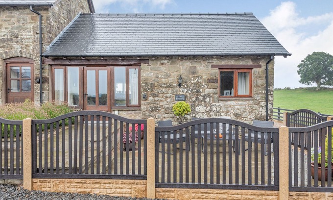Welshpool Cottage | THE GRANARY, romantic, with a garden in Llanfair Caereinion