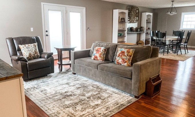 Campbellsville Apartment | The Grand Escape - Central Kentucky Green River Vacation Stay