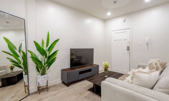 Cote-Des-Neiges—Notre-Dame-De-Grace Apartment | The Grand NDG Stay|Your Home in NDG