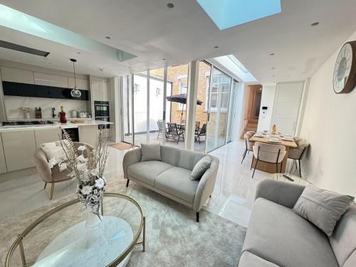 Kilburn House | The Grand Royal Kilburn House - 4BR/3BR w Parking