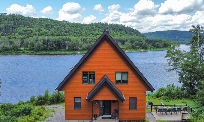 Mauricie Ski Chalet | The Grandiose ☼ Spa ♥ Campfire ✦ Riverside