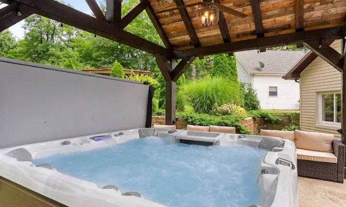 Peoria House | The Grandview Retreat. Elite 4 bedroom & Hot Tub