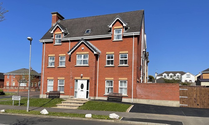 Portrush House | The Grange, Portrush. Deluxe holiday home, 8 beds, up to13 guests, 6 bedrooms.