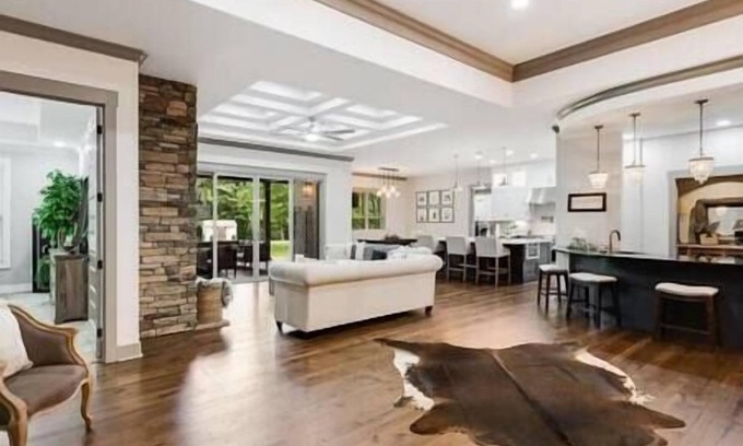 Bethpage House | The Gratitude House - 5 Star R&R Country Retreat