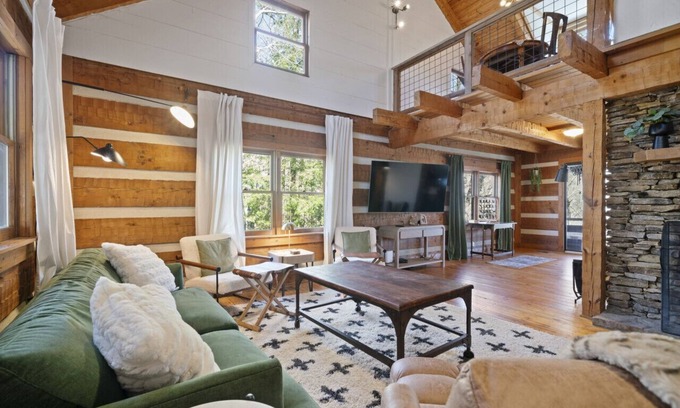 Big Canoe Cabin | The Graystone Lodge in Big Canoe