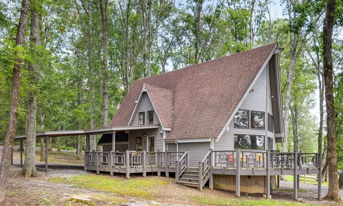 Mount Juliet Cabin | The Great Cabin w/Scenic WaterView, sleeps 8-12 near Nashville, Events Welcome!