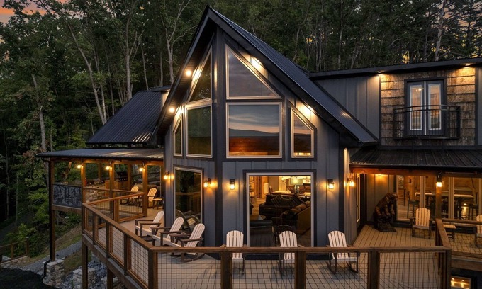 Gatlinburg - Pigeon Forge Cabin | The Great Outdoors 5 Bedroom Cabin by RedAwning