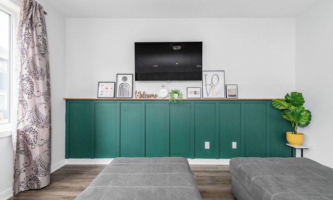 Ottawa Division House | The Green Bohemian: 3-bedroom furnished mid-term rental, 3mins to CanTire Centre