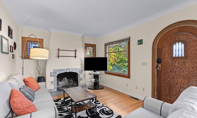 Wallingford House | The Green Lake Firefly Lodge