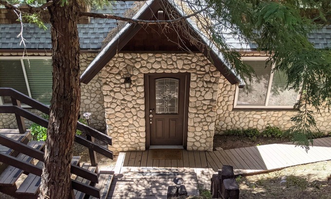 Cedar Glen House | “The Grey Haven” – Secluded home in the woods