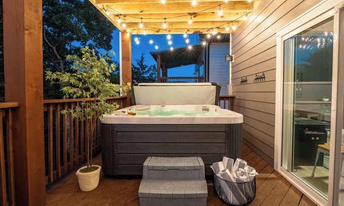 Indian Point House | The Grey Wolf Lodge Branson
