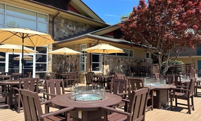 Gatlinburg Hotel | The Greystone Lodge on the River