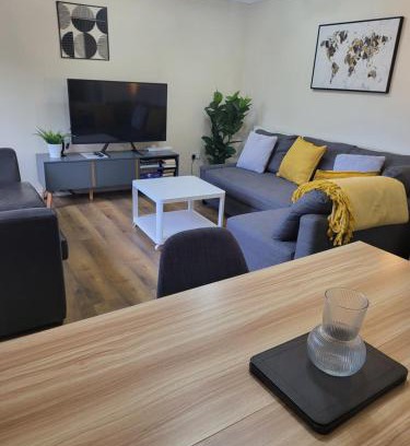 Wolverhampton House | The Grove- 3 Bed Detatched House Wolverhampton- Families and Contractors- Near Town Centre and Molineux Stadium