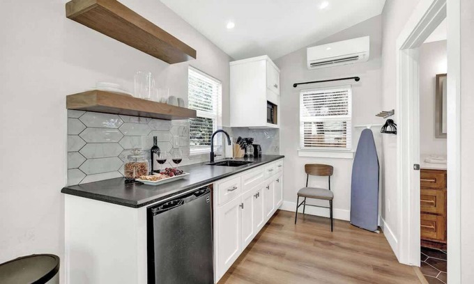 Fredericksburg Cottage | The Grove B Stylish Cottage - Walk to Main