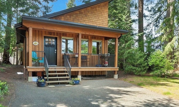 Campbell River House | The Grove Guest House~nNestled in a private and natural treed setting