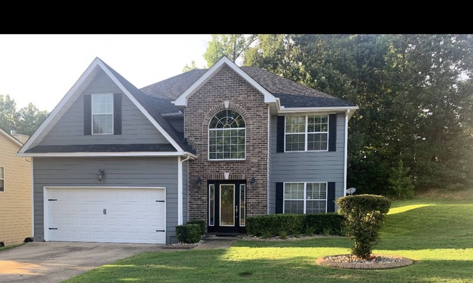 Fairburn House | The Grove! This is a beautiful 4 bedrooms and 3 bathroom house!!