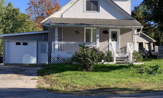 Algoma District House | The Gryphon - Elliot Lake - 6-8 people